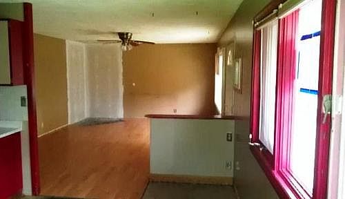 3rd image of 1012 Colonial Dr