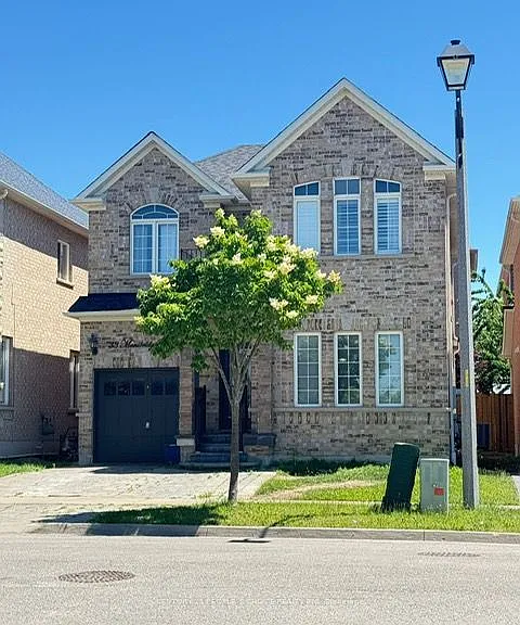 33 Mansbridge Cres — Photo 1