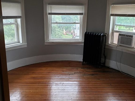 3rd image of 637 E 15th St APT 5