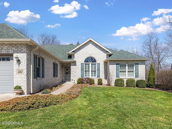 3rd image of 221 Madelines Park Cir