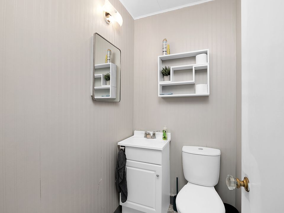 1st image of 975 Parent Ave #1