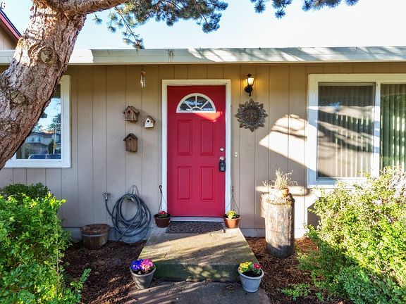 4th image of 4824 NE 55th Cir
