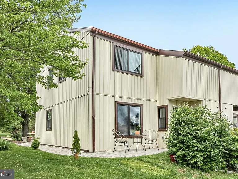 33 Hastings Ct — Photo 1