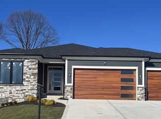 1042 Honey Locust Dr, Jeannette, PA 15644