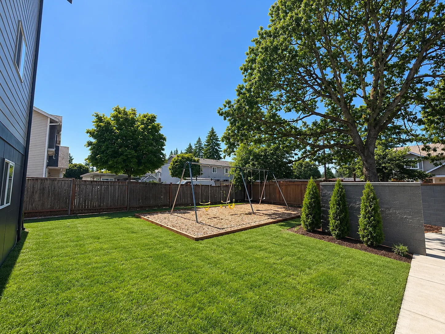 3 bed, 1.5 bath, 1065 sqft, $2,100 — Photo 3