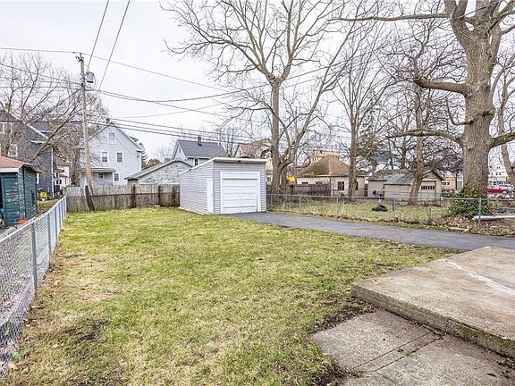 3rd image of 174 Gardiner Ave