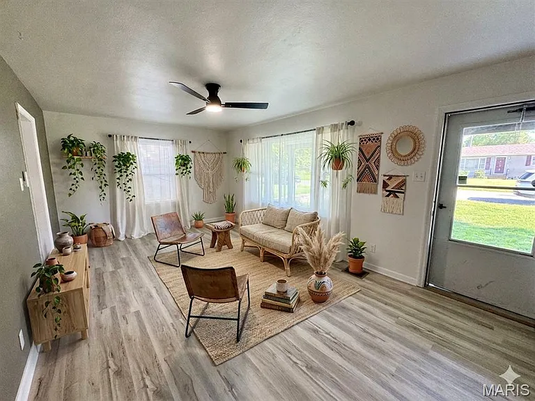 312 Joy Dr — Photo 4