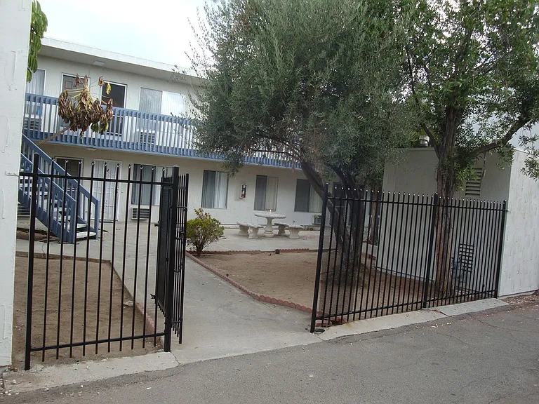 4423 Menlo Ave — Photo 9
