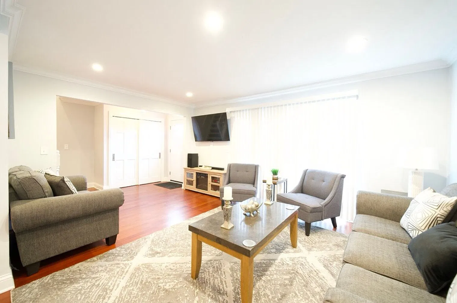 4 bed, 2.5 bath, $16,271 — Photo 1