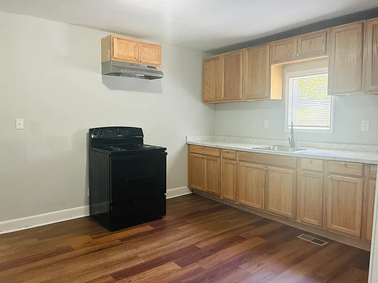 604 Park Ave — Photo 6
