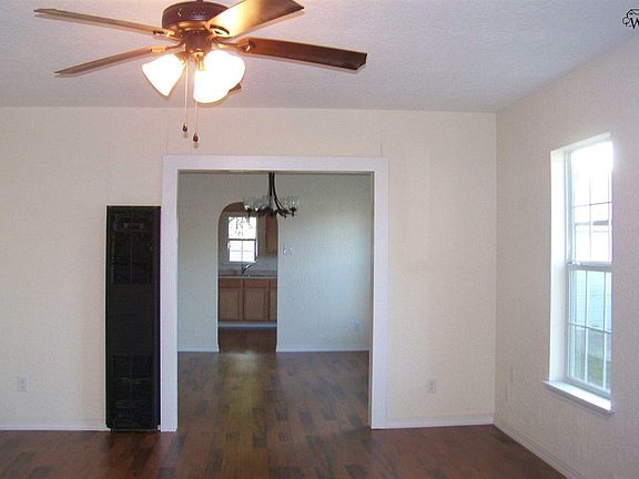 2nd image of 2504 Carrigan St