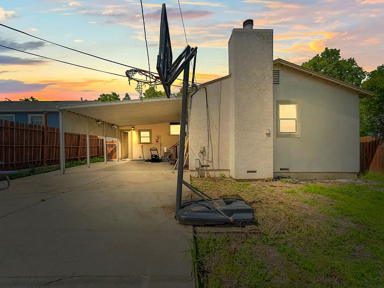 560 Russell St — Photo 40