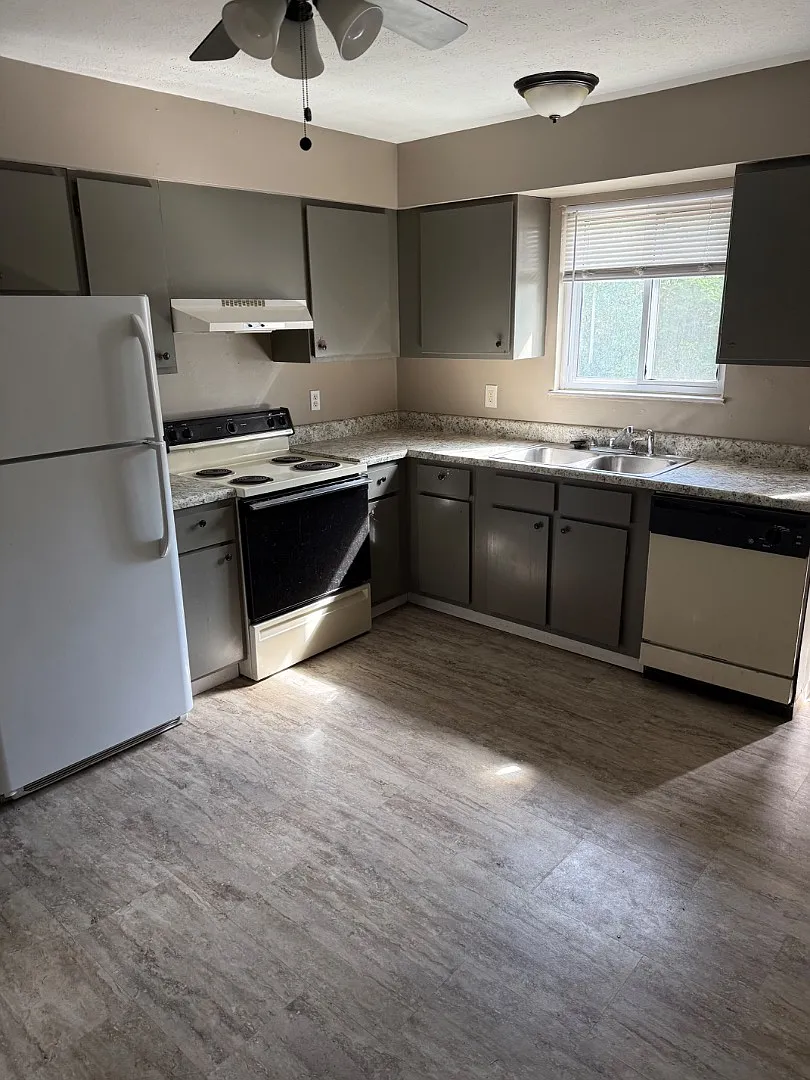 11 W Perry St — Photo 1