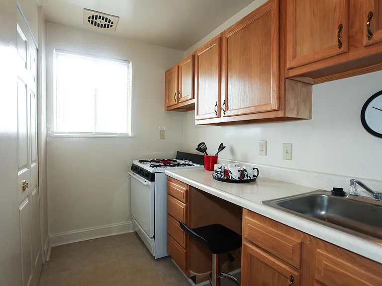 Parkside Gardens Apartments and Townhouses — Photo 32