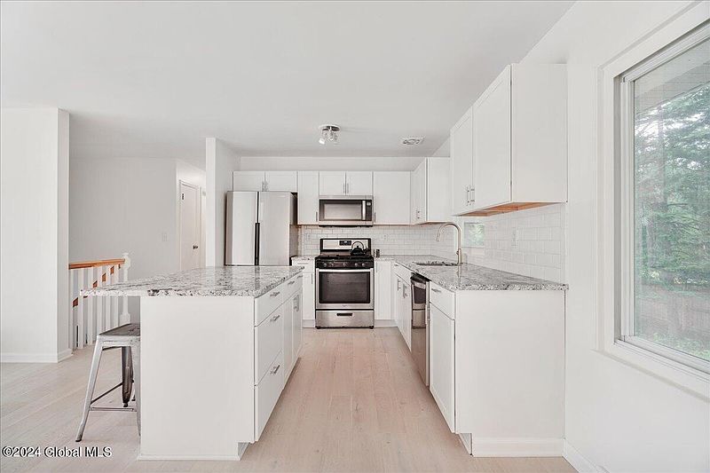 4th image of 34 Vanderbilt Avenue