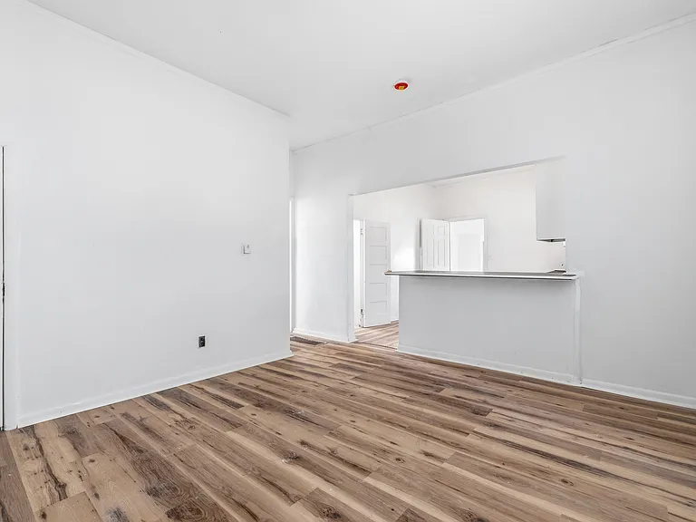 1010 W 2nd St #2 — Photo 3