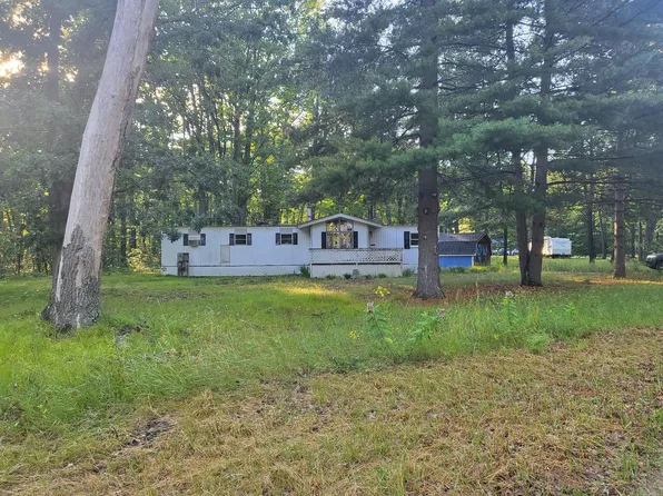 221 Maplewood Dr, Roscommon, MI 48653