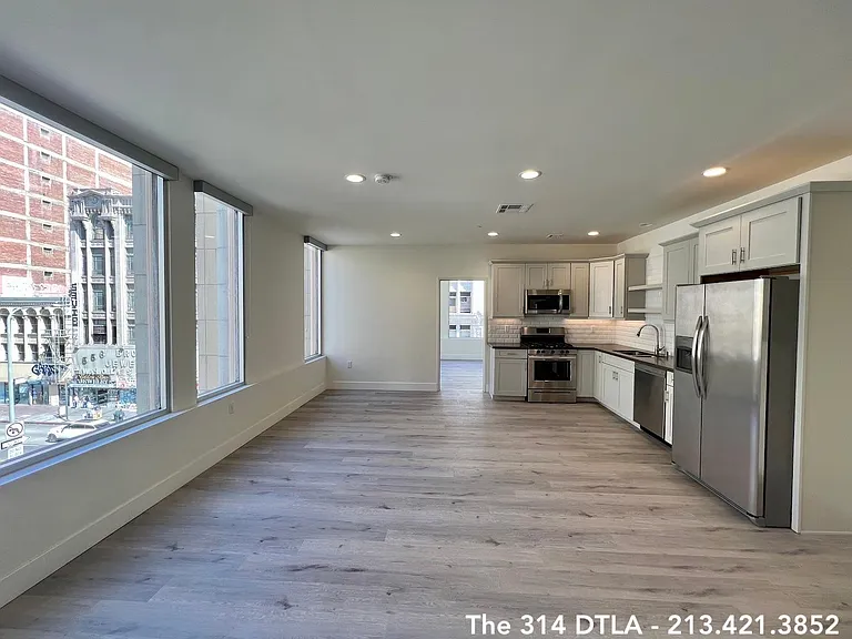 314 W 6th St #305 — Photo 1
