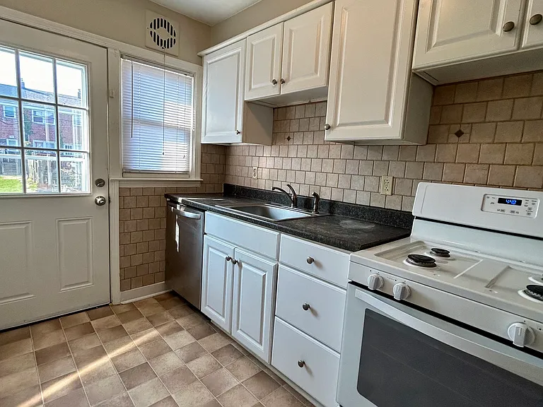 2103 Redthorn Rd — Photo 4