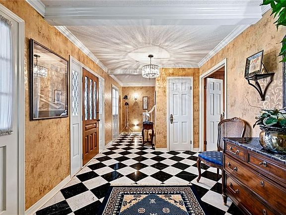 4th image of 42 Chateau Palmer Dr