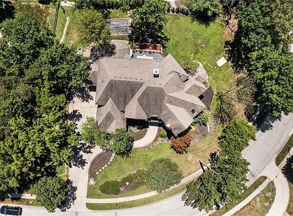 2nd image of 1416 Woodbury Ln