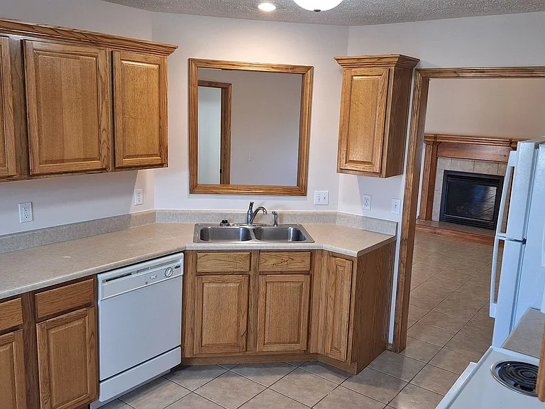 1305 E Hampton Dr — Photo 5