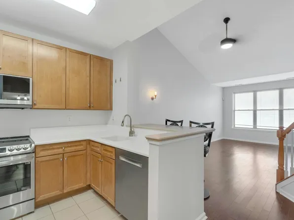 24 Avenue At Port Imperial image 2 of 28