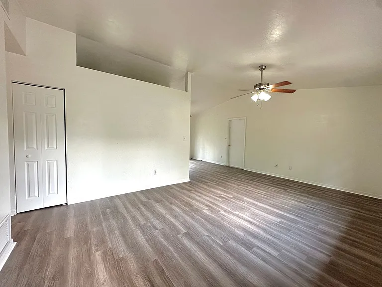 2921 NW 63rd Pl — Photo 4