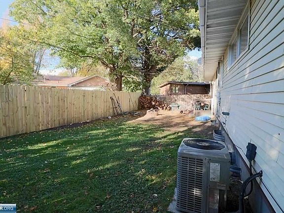 4th image of 702 Summit St