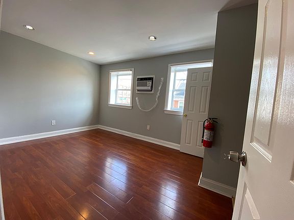 5th image of 458 E Girard Ave #2