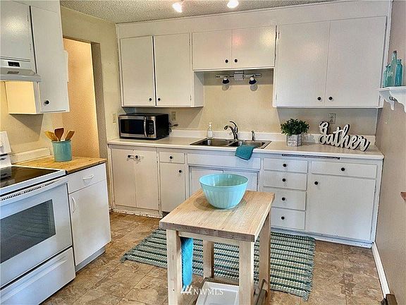 5th image of 19301 Crescent Dr E