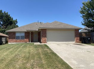 605 NW 21st St, Moore, OK 73160