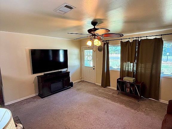 4th image of 1127 N Texas St