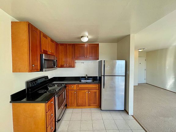 5th image of 895 Burnett Ave #403R