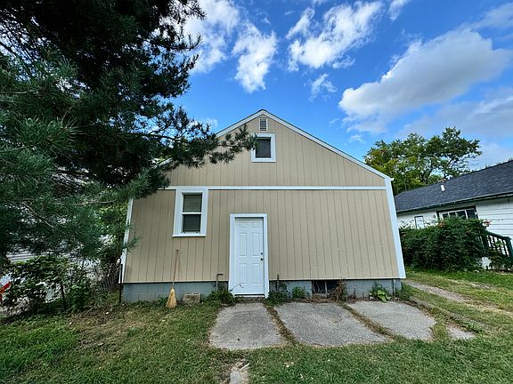 3rd image of 1014 Leslie St