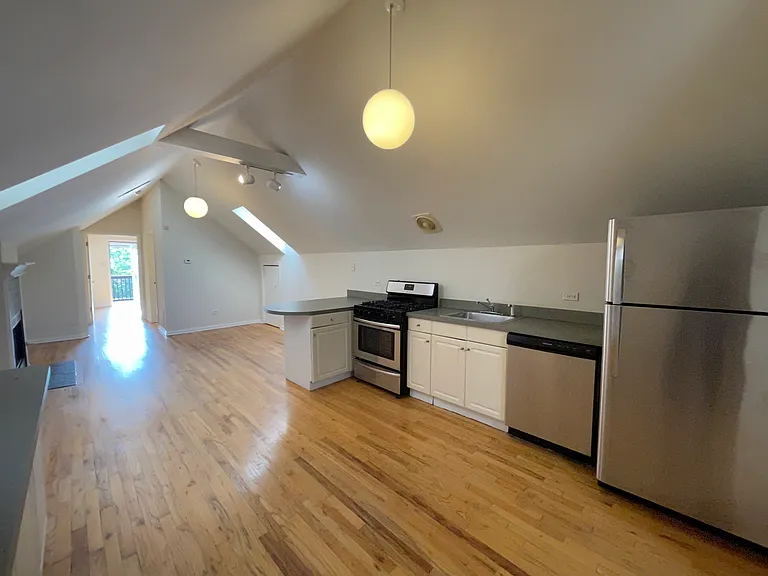 900 N Ashland Ave #4 — Photo 3