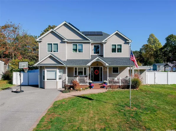 95 Pequot Lane, East Islip, NY 11730