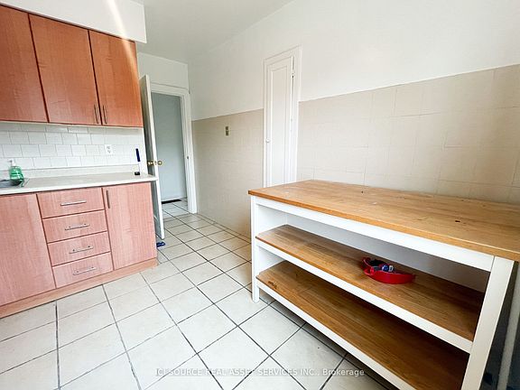 3rd image of 54 Markham St #2