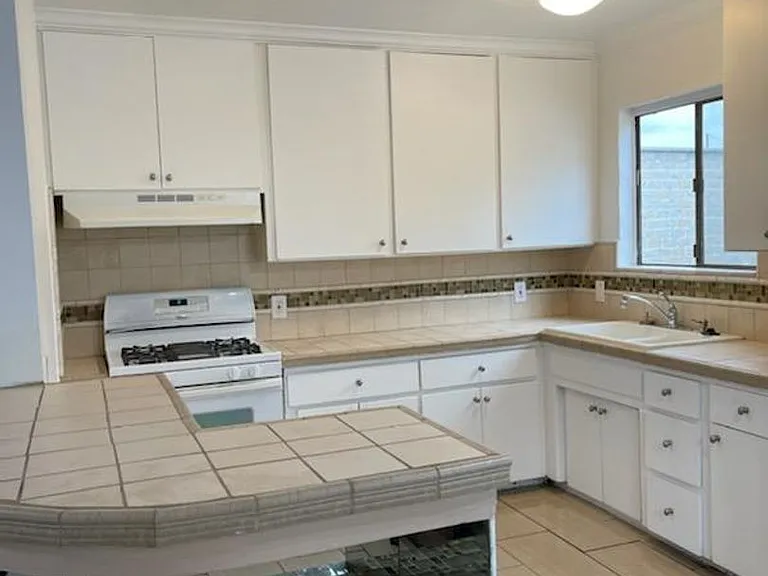 963 N Harvard Blvd — Photo 17