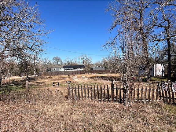 2nd image of 111 Pin Oak Cir