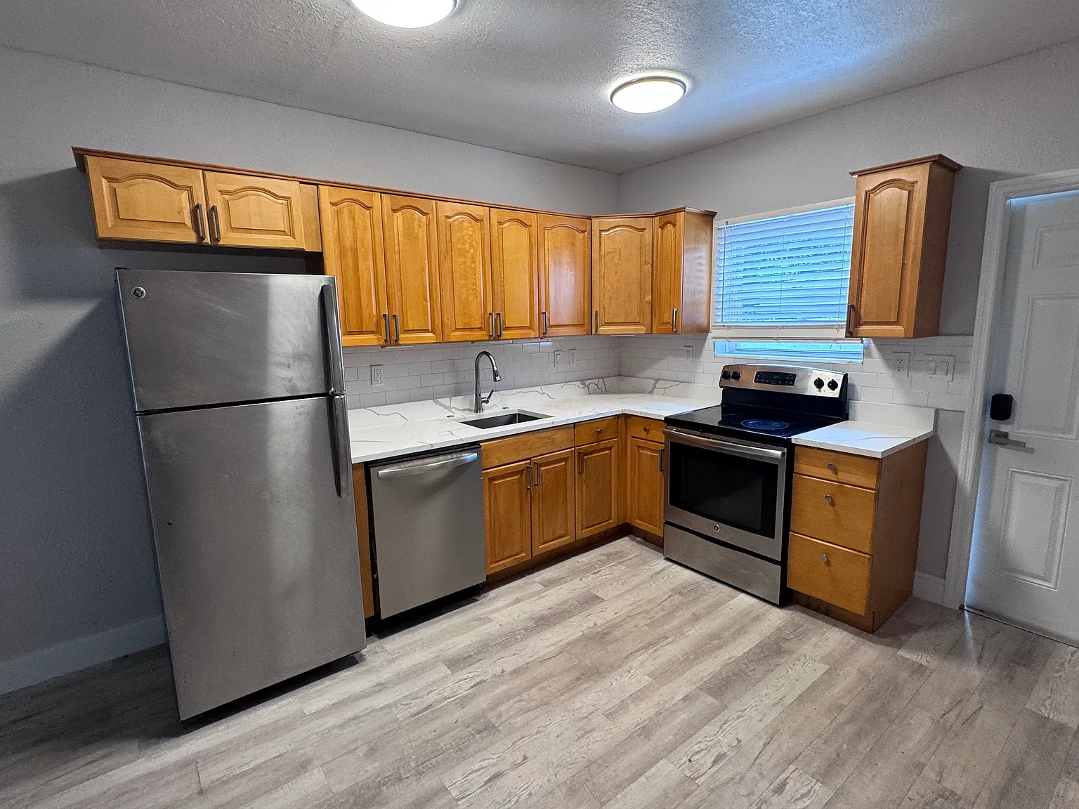1301 NE 16th Ter — Photo 3