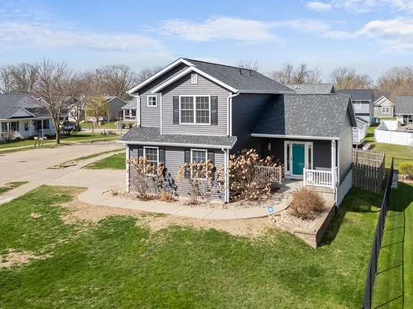 5 W Village Cir, Davenport, IA 52806