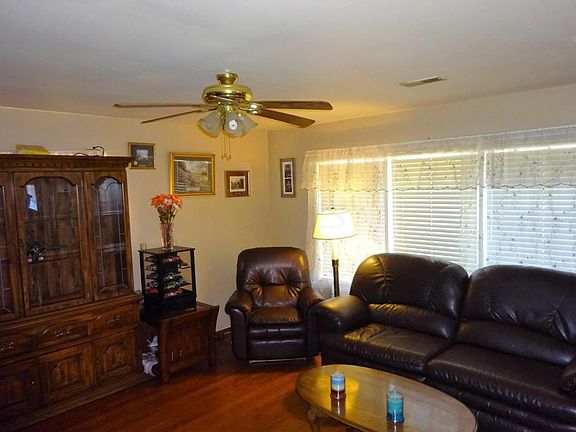 2nd image of 207 Meadow Ln
