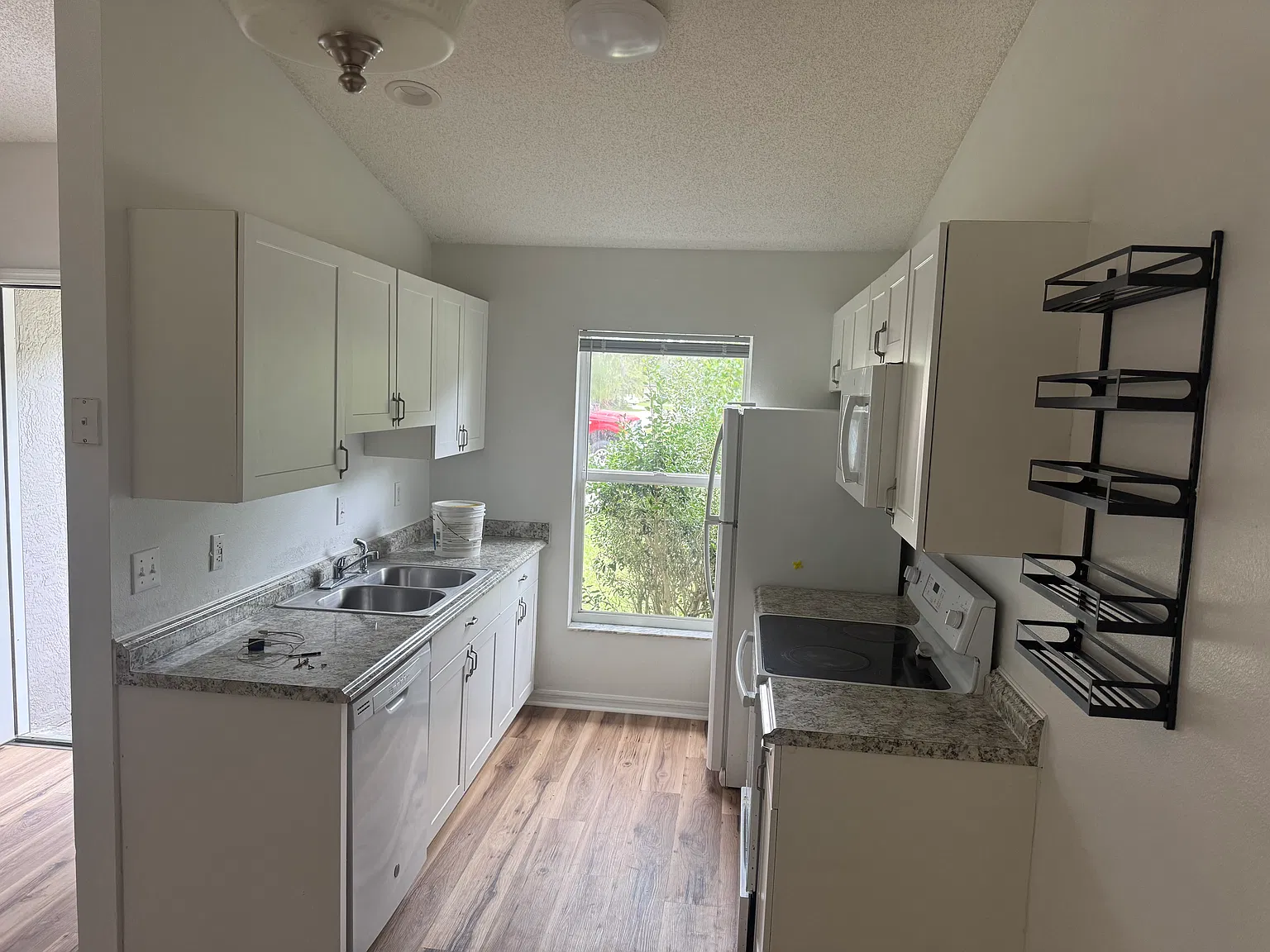 2 bed, 872 sqft, $1,300 — Photo 2