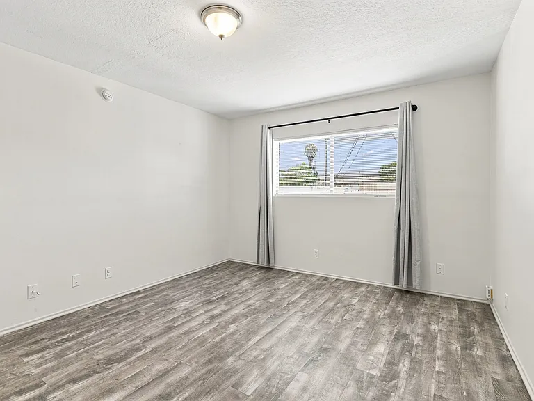 4247 Matilija Ave #102 — Photo 22