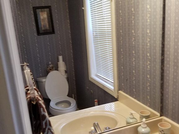 5th image of 526 Barclay Ct