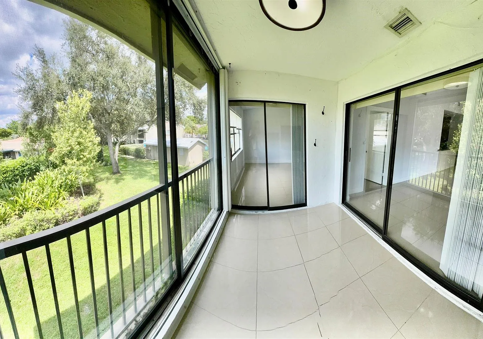 3 bed, 1357 sqft, $2,600 — Photo 2