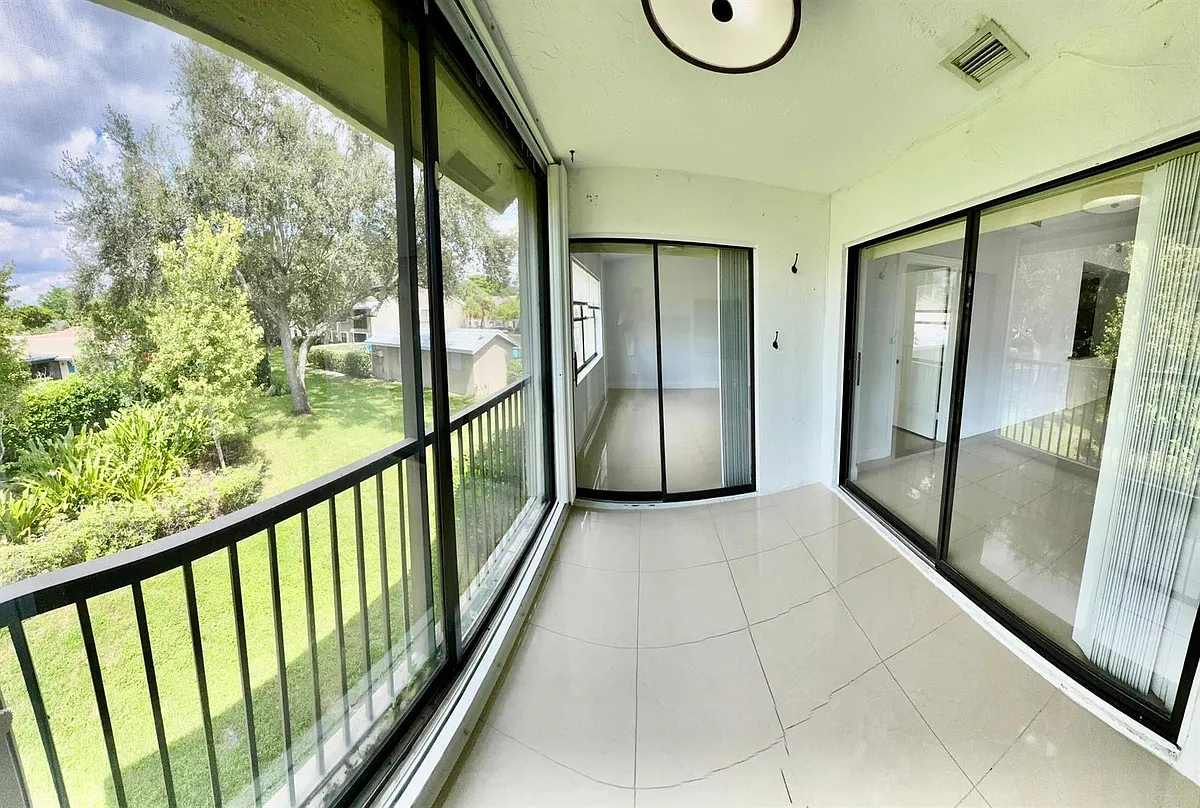 Building Photo - 9657 Riverside Dr