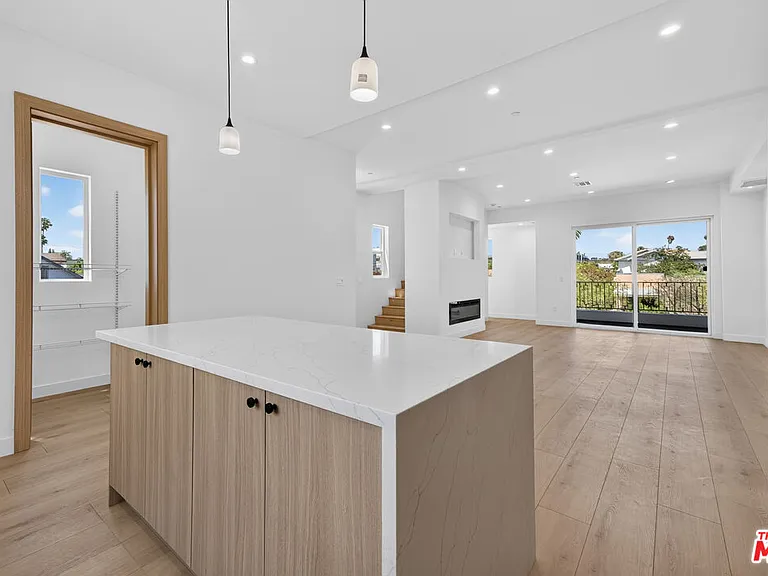 150 N Carondelet St — Photo 11