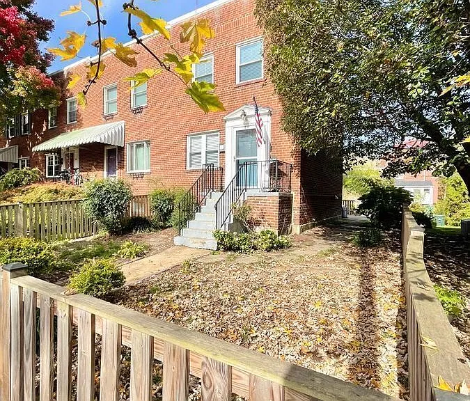 528 E Luray Ave — Photo 2
